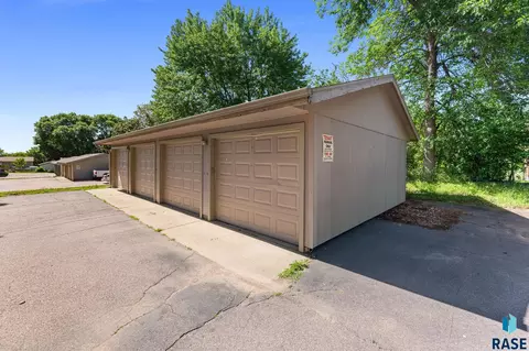 Exterior - 2900 E Klondike Trl, Sioux Falls, SD 57103 photo 7 of 7