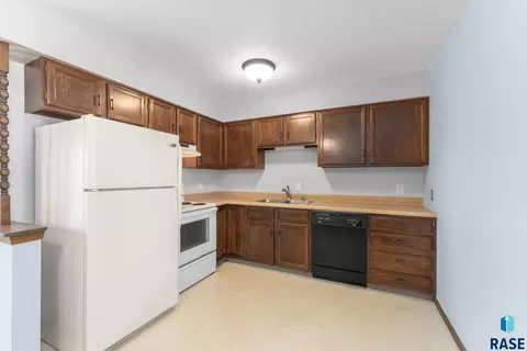 Kitchen - 2900 E Klondike Trl, Sioux Falls, SD 57103 photo 2 of 3