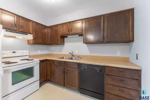 Kitchen - 2900 E Klondike Trl, Sioux Falls, SD 57103 photo 3 of 3