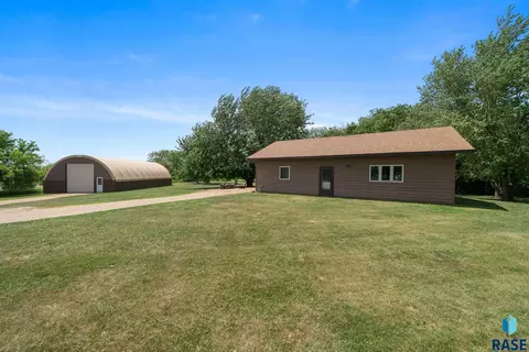 Exterior - 27287 453rd Ave, Parker, SD 57053 photo 4 of 5