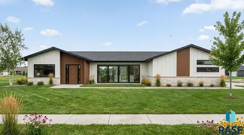 2105 S Saddle Ridge Dr, Sioux Falls, SD 57110