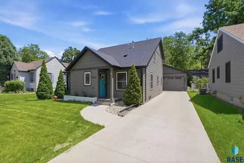 2304 S 3rd Ave, Sioux Falls, SD 57105
