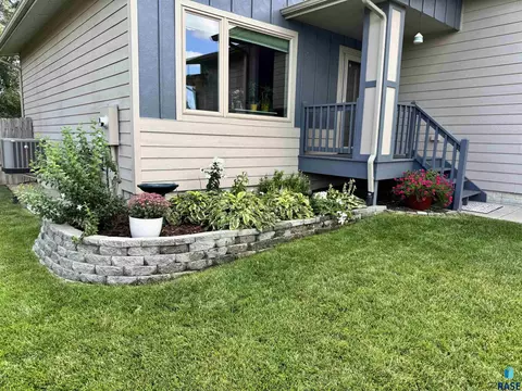 Exterior - 7801 W 65th St, Sioux Falls, SD 57106 photo 3 of 29