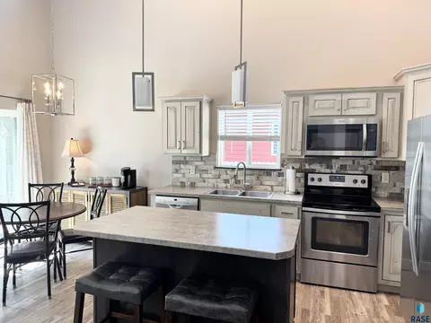 Kitchen - 7801 W 65th St, Sioux Falls, SD 57106 photo 1 of 6