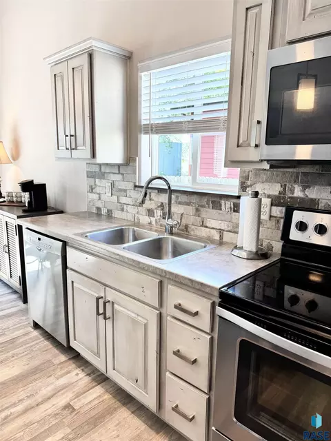 Kitchen - 7801 W 65th St, Sioux Falls, SD 57106 photo 5 of 6