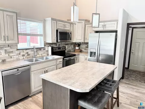Kitchen - 7801 W 65th St, Sioux Falls, SD 57106 photo 3 of 6