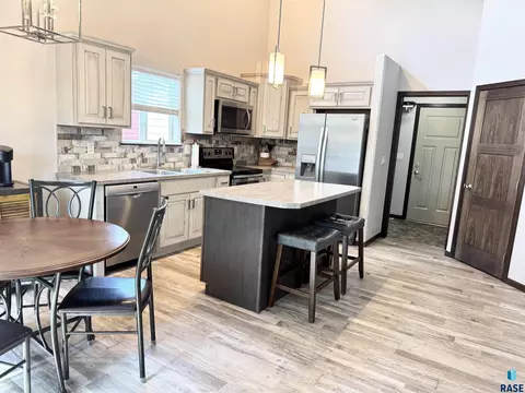 Kitchen - 7801 W 65th St, Sioux Falls, SD 57106 photo 2 of 6