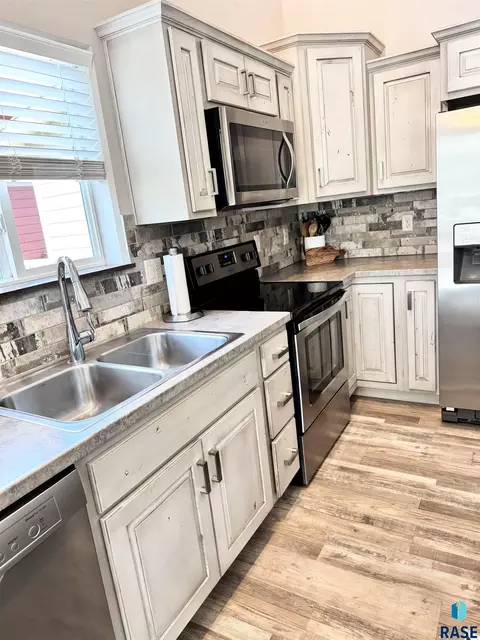 Kitchen - 7801 W 65th St, Sioux Falls, SD 57106 photo 4 of 6