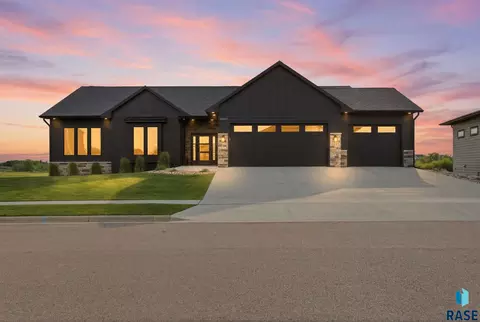 5443 W Colonial Ct, Sioux Falls, SD 57107