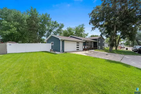 Exterior - 1501 E Sylvan Cir, Brandon, SD 57005 photo 4 of 11