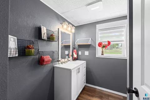 Bath - 1501 E Sylvan Cir, Brandon, SD 57005 photo 1 of 7
