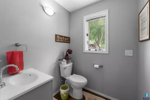 Bath - 1501 E Sylvan Cir, Brandon, SD 57005 photo 5 of 7