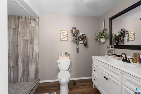 Bath - 1501 E Sylvan Cir, Brandon, SD 57005 photo 2 of 7