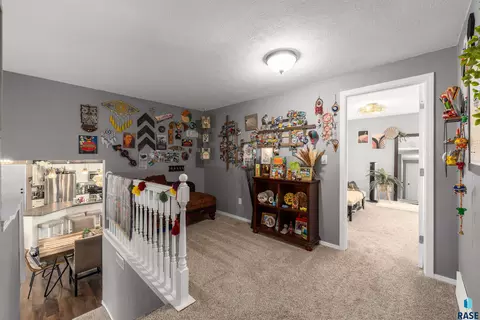 Entry Way - 1501 E Sylvan Cir, Brandon, SD 57005 photo 4 of 5