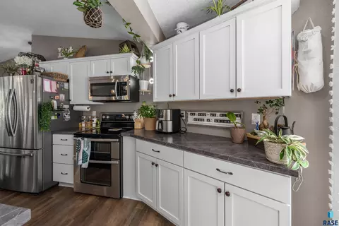 Kitchen - 1501 E Sylvan Cir, Brandon, SD 57005 photo 2 of 4