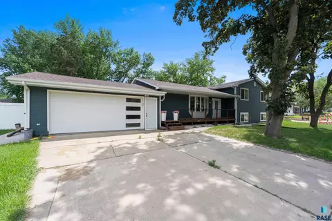 Exterior - 1501 E Sylvan Cir, Brandon, SD 57005 photo 3 of 11