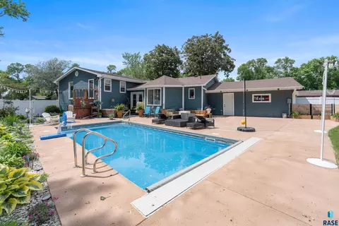 Exterior - 1501 E Sylvan Cir, Brandon, SD 57005 photo 7 of 11