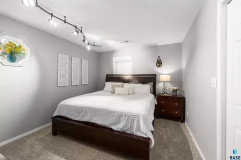 Bedroom - 1501 E Sylvan Cir, Brandon, SD 57005 photo 4 of 7