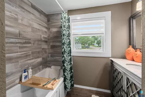 Bath - 1501 E Sylvan Cir, Brandon, SD 57005 photo 6 of 7