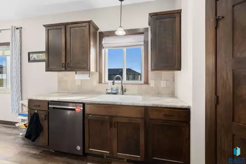 Kitchen - 8209 E Willow Leaf St, Sioux Falls, SD 57110 photo 4 of 6