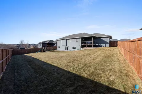 Exterior - 8209 E Willow Leaf St, Sioux Falls, SD 57110 photo 4 of 6