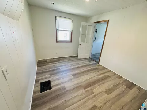 Bedroom - 109 NE 4th St, Madison, SD 57042 photo 4 of 8