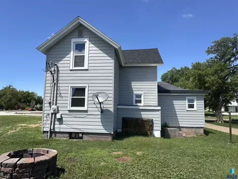 Exterior - 109 NE 4th St, Madison, SD 57042 photo 4 of 5