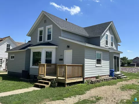 109 NE 4th St, Madison, SD 57042