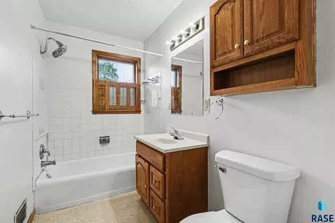Bath - 2002 Cedar St, Yankton, SD 57078 photo 1 of 2