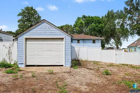Exterior - 2002 Cedar St, Yankton, SD 57078 photo 5 of 6