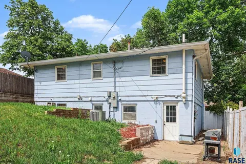 Exterior - 2002 Cedar St, Yankton, SD 57078 photo 3 of 6