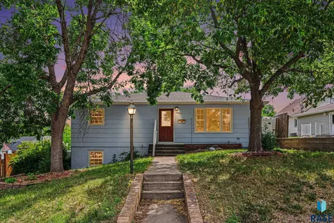 2002 Cedar St, Yankton, SD 57078