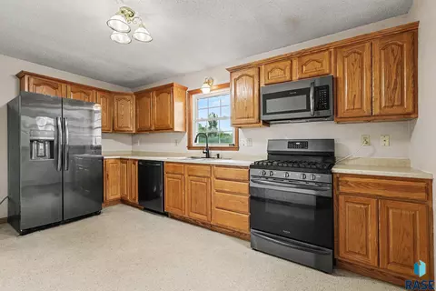 Kitchen - 2002 Cedar St, Yankton, SD 57078 photo 1 of 2