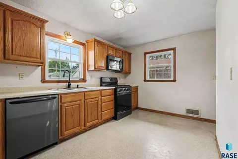 Kitchen - 2002 Cedar St, Yankton, SD 57078 photo 2 of 2
