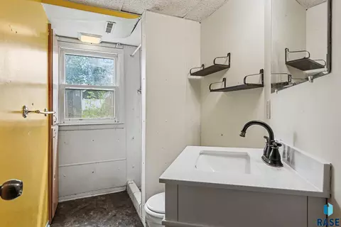 Bath - 2002 Cedar St, Yankton, SD 57078 photo 2 of 2