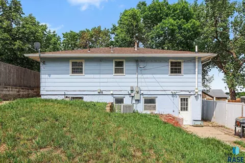 Exterior - 2002 Cedar St, Yankton, SD 57078 photo 2 of 6