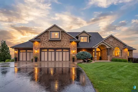 27257 Regal Ct, Sioux Falls, SD 57108