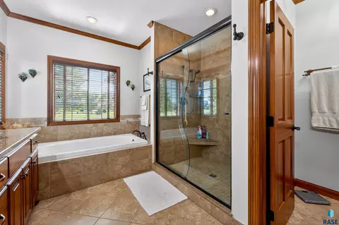 Bath - 27257 Regal Ct, Sioux Falls, SD 57108 photo 4 of 8