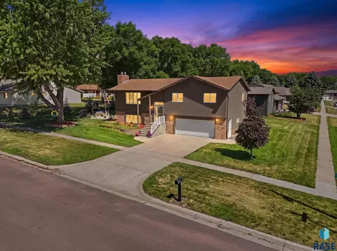 904 E 11th St, Dell Rapids, SD 57022