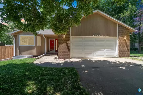 2809 S Whetstone Cir, Sioux Falls, SD 57103