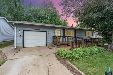 320 N Holiday Ave, Sioux Falls, SD 57103