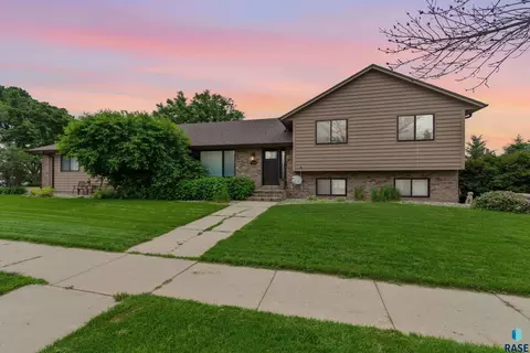 3509 E 49th St, Sioux Falls, SD 57103
