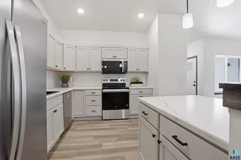 Kitchen - 5704 E Marley Pl, Sioux Falls, SD 57108 photo 2 of 2
