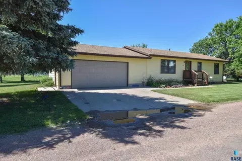 425 W 8th St, Burke, SD 57523
