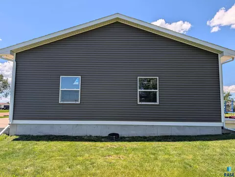 Exterior - 421 6th St SE, Highmore, SD 57345 photo 2 of 4