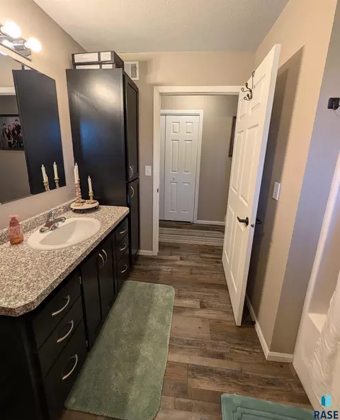 Bath - 421 6th St SE, Highmore, SD 57345 photo 1 of 5