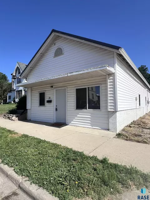 13 W National St, Vermillion, SD 57069