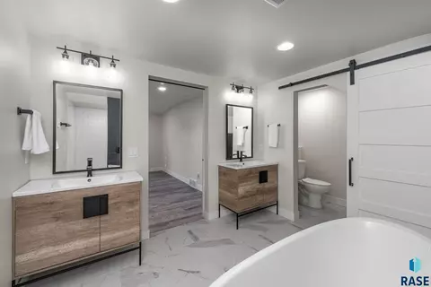 Bath - 529 E 20th St, Sioux Falls, SD 57105 photo 5 of 11