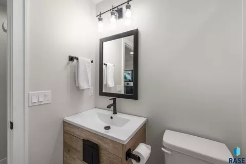 Bath - 529 E 20th St, Sioux Falls, SD 57105 photo 2 of 11