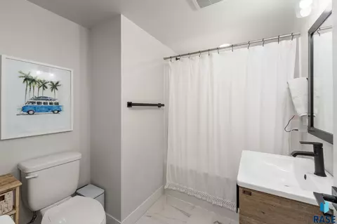 Bath - 529 E 20th St, Sioux Falls, SD 57105 photo 9 of 11
